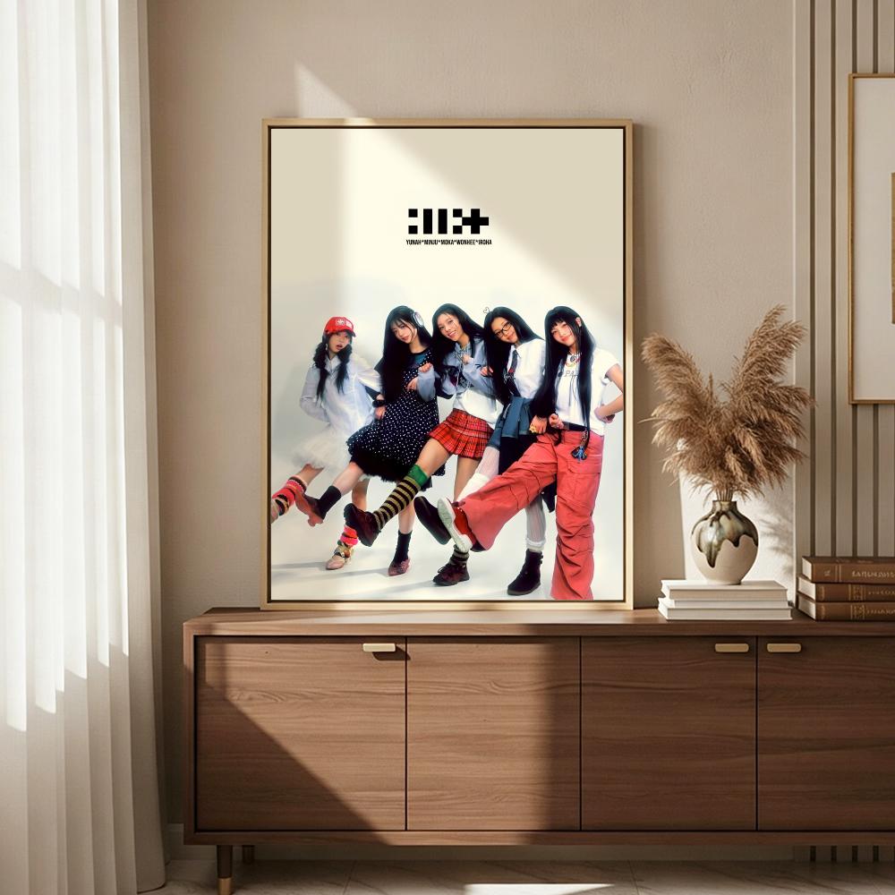 Klasyczny plakat I-ILLIT, samo – Home Office Wallpaper recenzja i cena